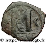 40 Nummi - Justinian I Constantinopolis; Type ✶M☾, Byzantine states, 527-538 reverse image