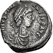 Miliarense - Justinian I GLORIA ROMANORVM; Constantinopolis; Shield, Bust Right obverse image