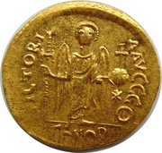 Solidus - Justinian I VICTORIA AVGGG; Constantinopolis, Byzantine states, 527-565 reverse image