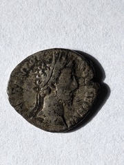 Denarius - Commodus P M TR P VIIII IMP VII COS IIII P P; Fides obverse image